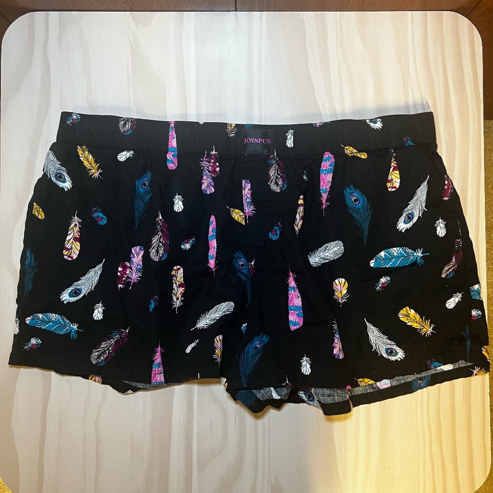 Black Stretch Shorts w/ Feather Print 16/18